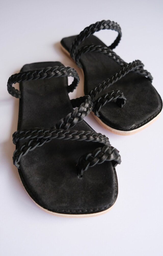 The Holiday Slide Black Leather - Woven Palm