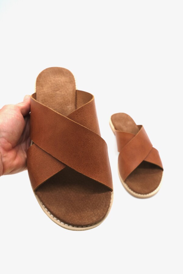 the-sorrento-tan-sheepskin-whiskey-lining-woven-palm-capsule