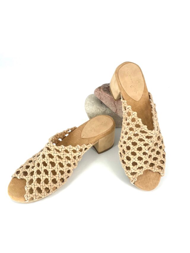 The Rosette Mule Mid-Heels Stone Suede - Woven Palm