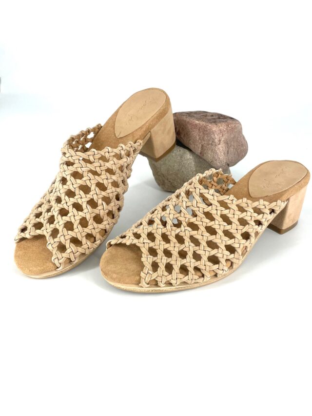 The Rosette Mule Mid-Heels Stone Suede - Woven Palm